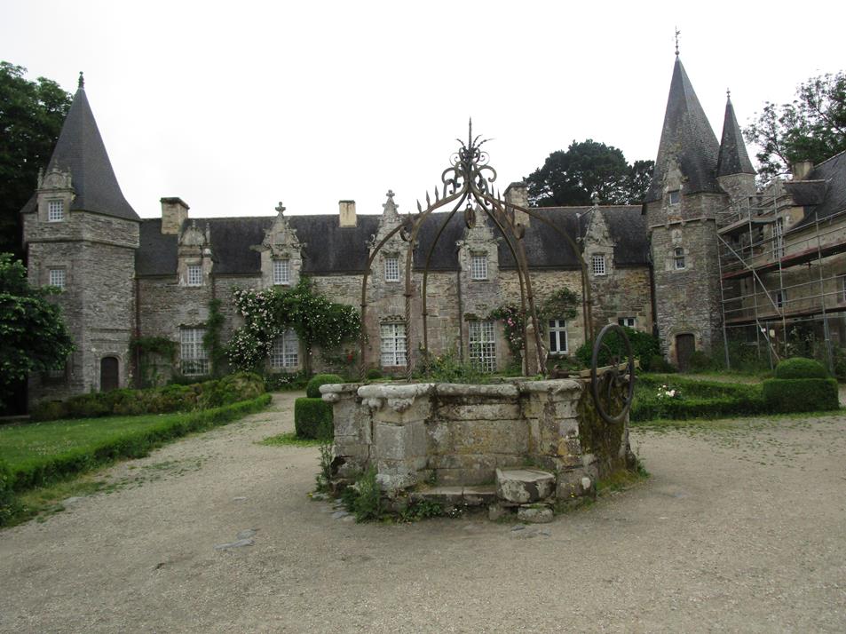 Chateau en restauration surplombant le village
